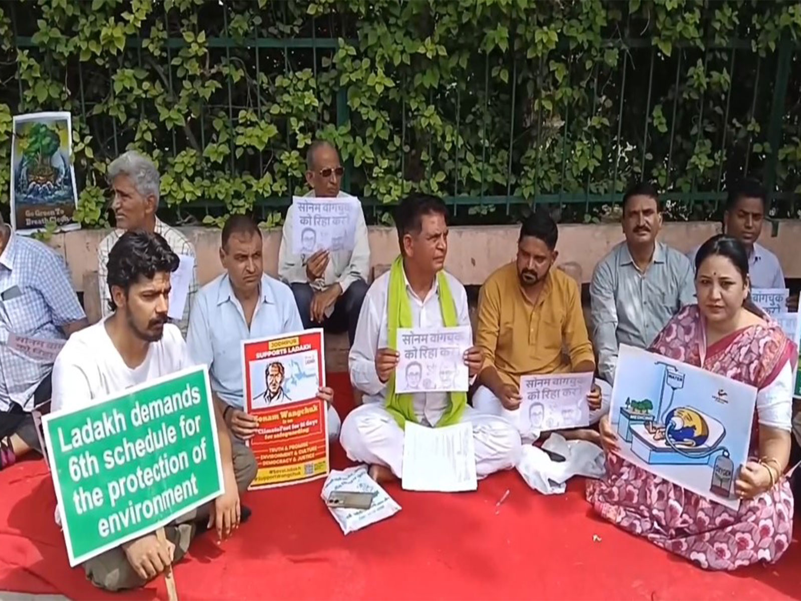People protesting outside Jodhpur Collectorate, demanding release of Sonam Wangchuk (Photo/ANI) People protesting outside Jodhpur Collectorate, demanding release of Sonam Wangchuk (Photo/ANI)