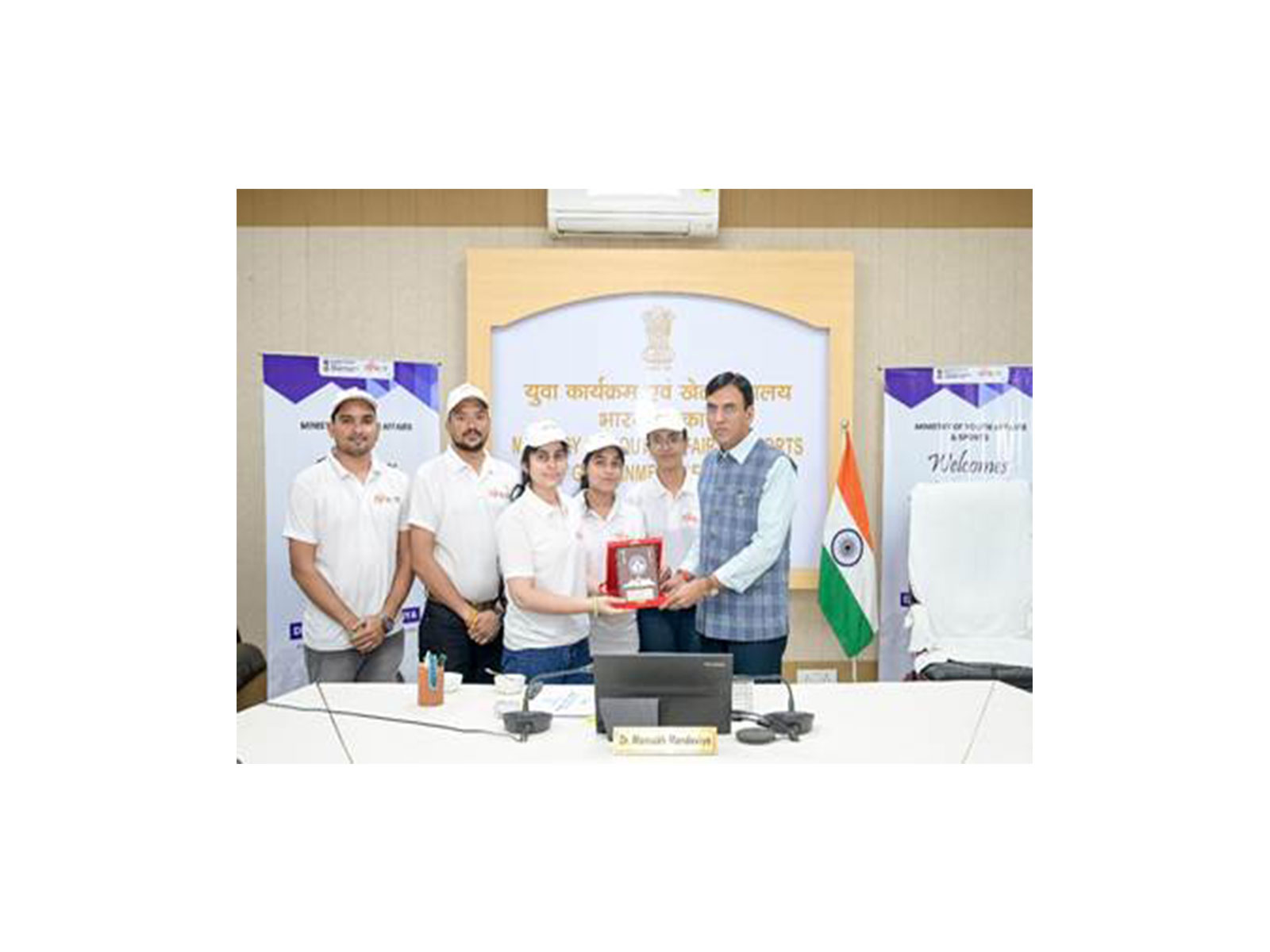 Union Minister Mansukh Mandaviya meets winners of MY Bharat National Flag Quiz (Photo/PIB) 