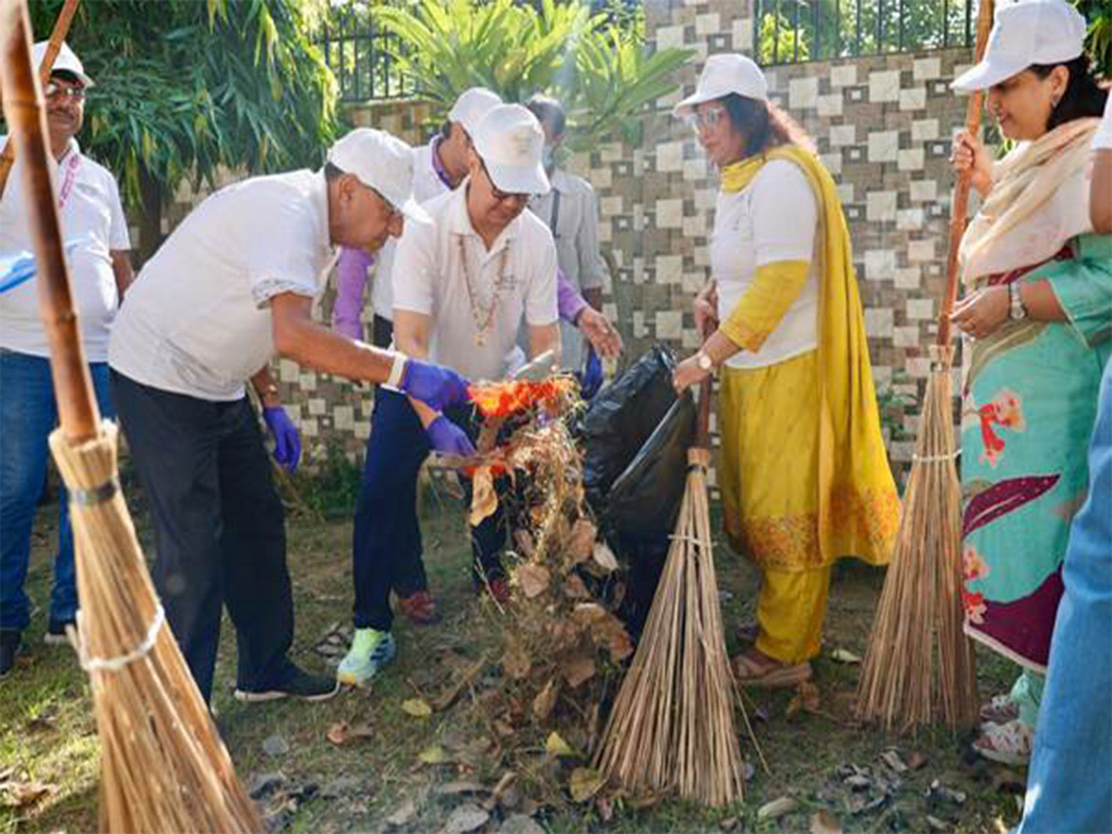 Union Minister Kiren Rijiju during the “Ek Ghanta – Ek Din – Ek Saath Shramdaan” event (Photo/PIB)