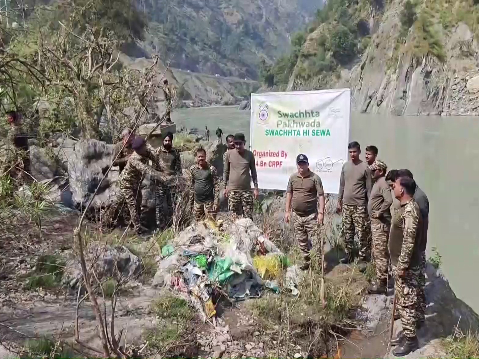 CRPF's 84th Battalion holds cleanliness drive along Chenab river (Photo/ANI) CRPF's 84th Battalion holds cleanliness drive along Chenab river (Photo/ANI)