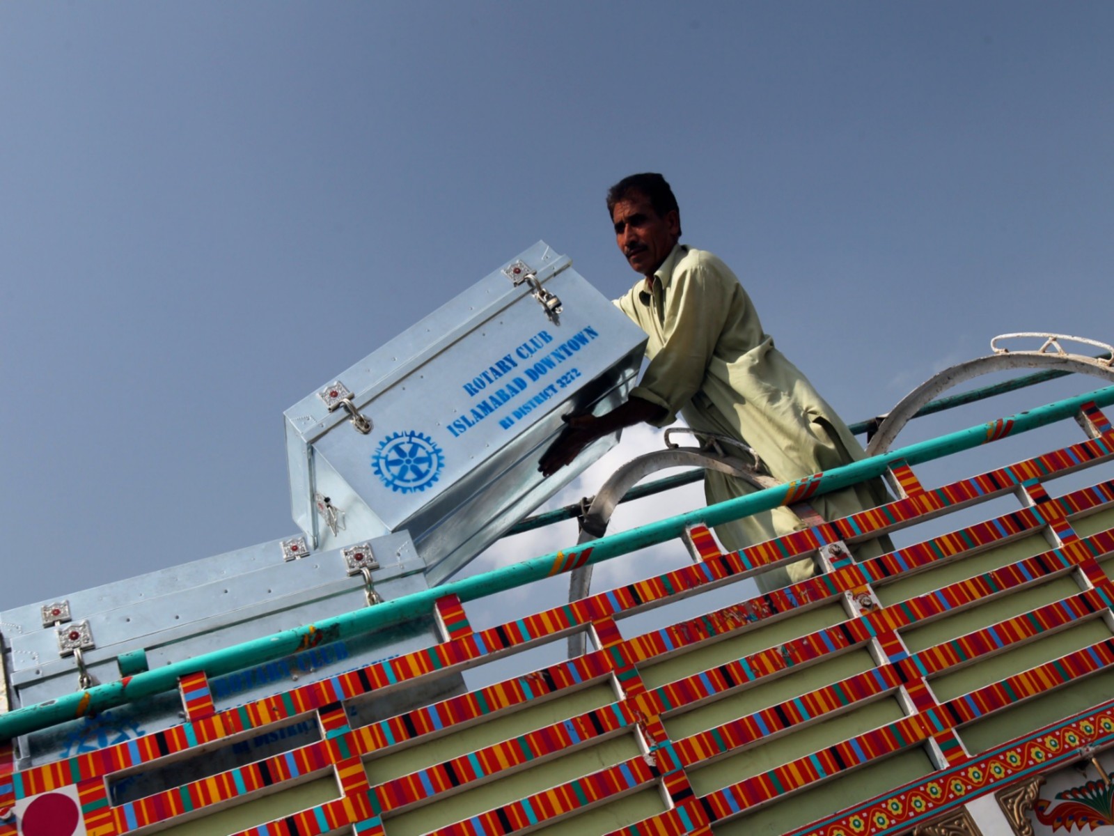 Member of a Pakistan's humantarian NGO loads a box of the first aid on a truck (Photo/Reuters)