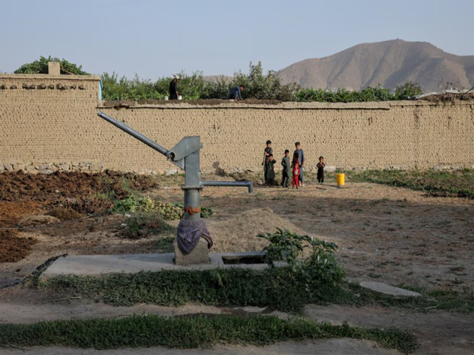Children stand beside a dried-up hand pump amid a worsening water crisis in Kabul, Afghanistan. (File Photo/Reuters) Children stand beside a dried-up hand pump amid a worsening water crisis in Kabul, Afghanistan. (File Photo/Reuters)