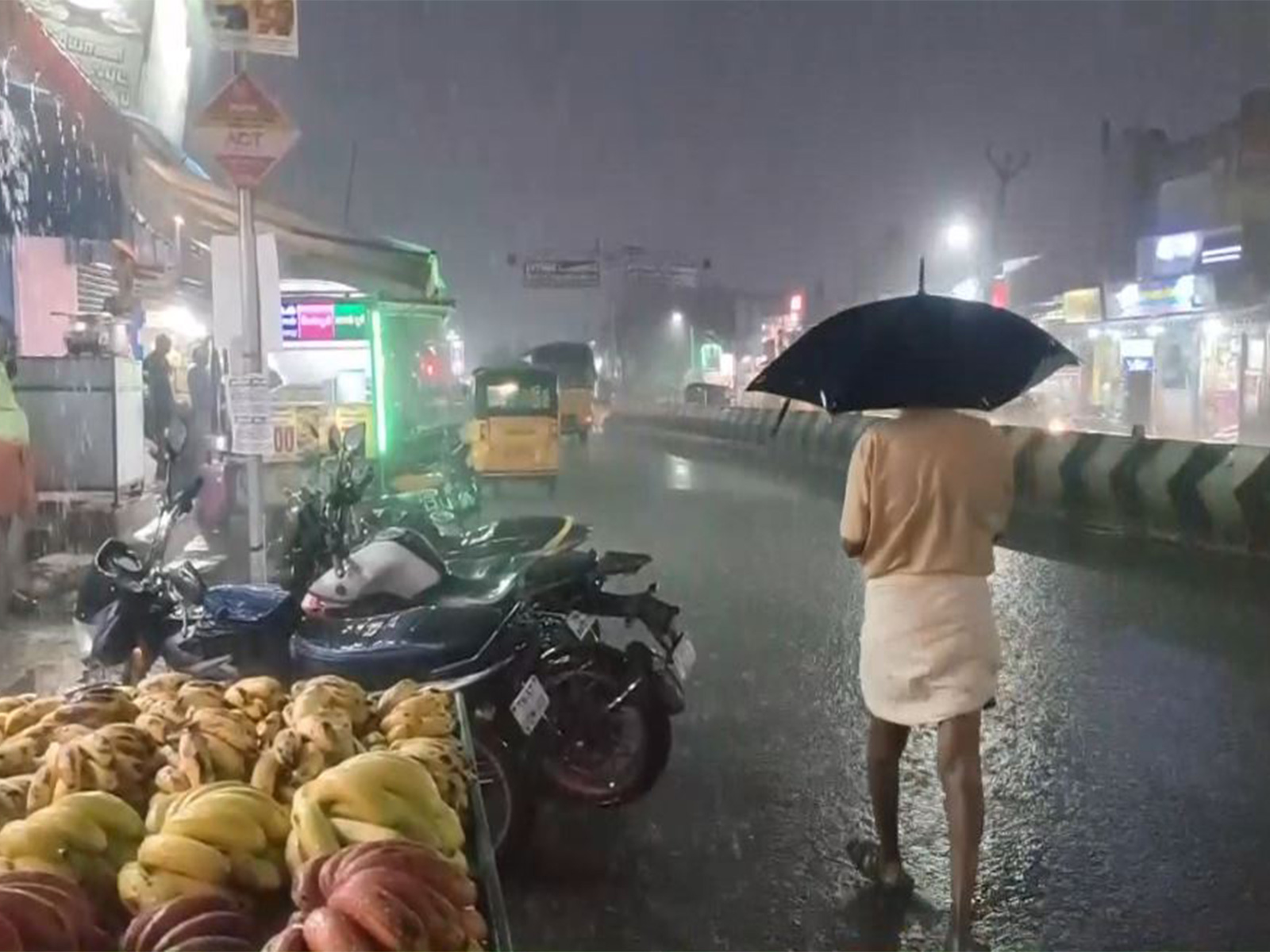 Rain lashes parts of Dindigul, Tamil Nadu (Photo/ANI)
