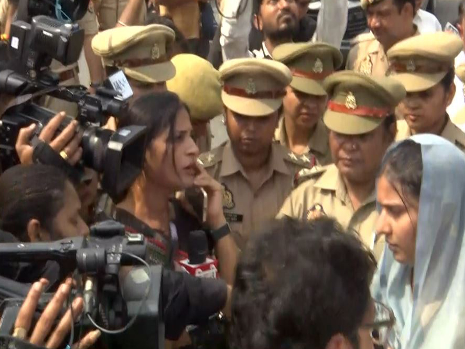 UP police stops SP delegation (Photo/ANI) UP police stops SP delegation (Photo/ANI)