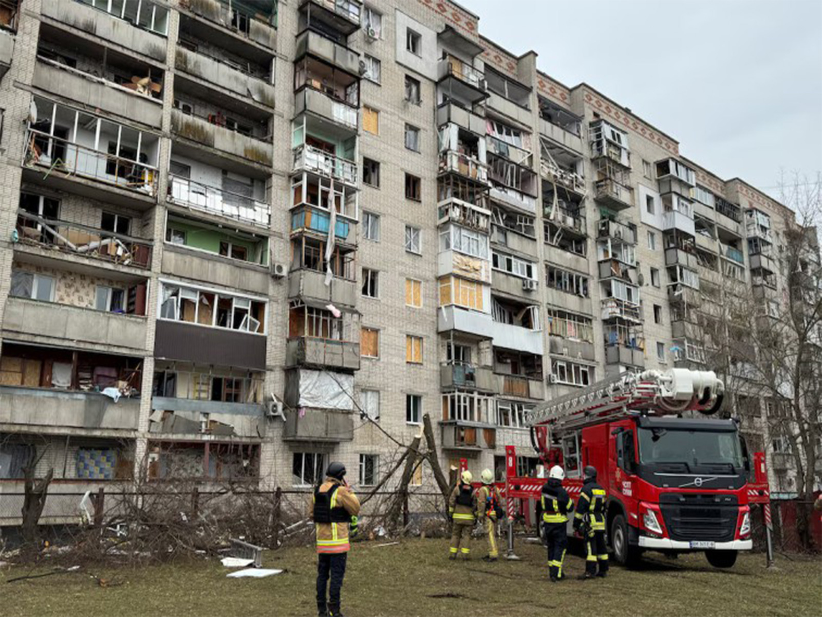 Rescuers operate at the site of an apartment building damaged by a Russian missile strike during ongoing attacks in Sumy, Ukraine, March 25, 2025 (File Photo/Reuters) Rescuers operate at the site of an apartment building damaged by a Russian missile strike during ongoing attacks in Sumy, Ukraine, March 25, 2025 (File Photo/Reuters)