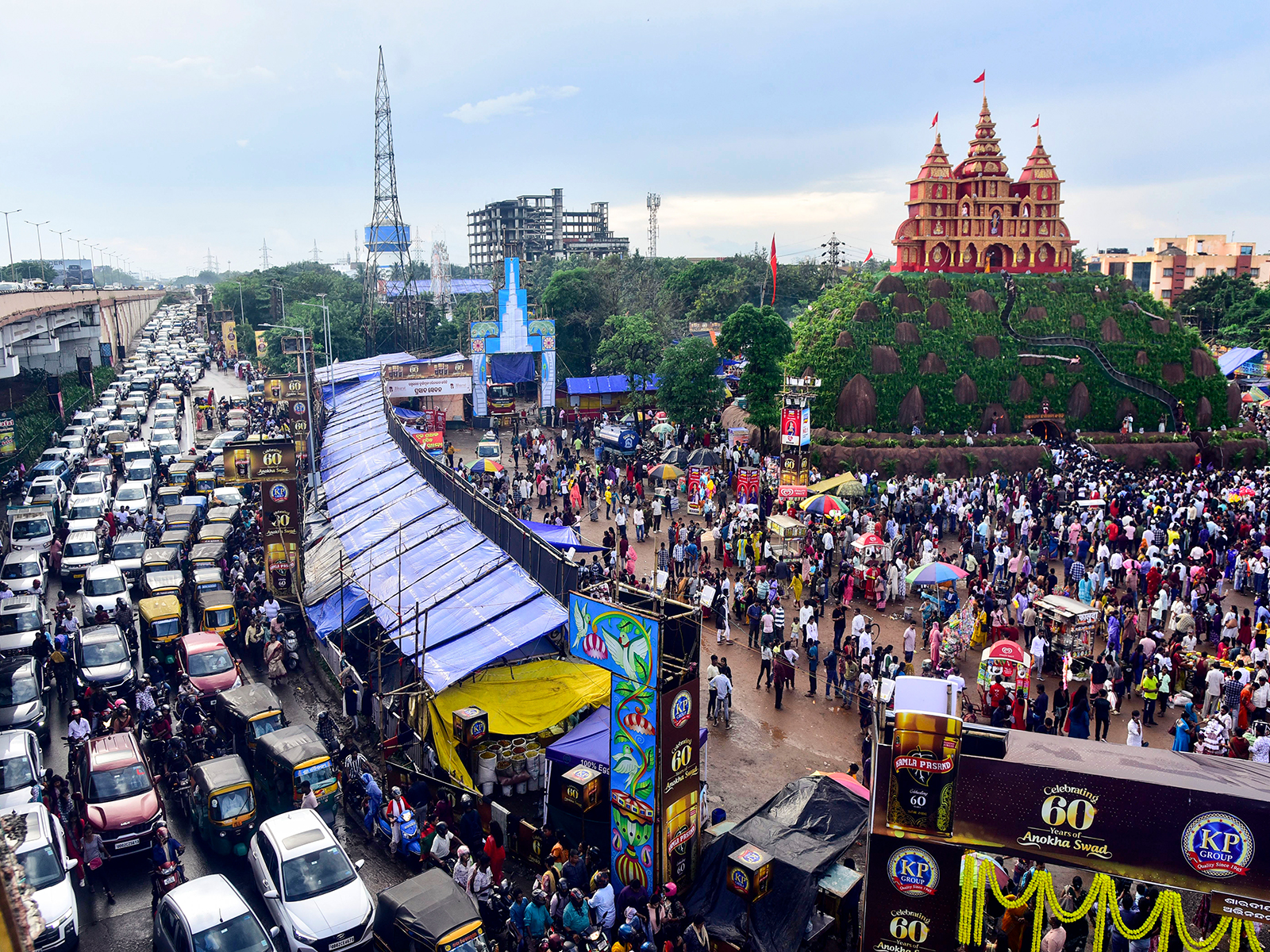 Devotees throng a community puja pandal to offer prayers on Maha Navami in Bhubaneswar (File Photo/ANI)