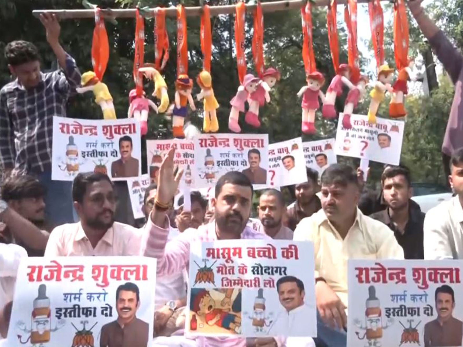 Congress workers protesting in Bhopal over the death of 11 children in Chhindwara, Madhya Pradesh, after allegedly consuming Coldrif Cough syrup. (Photo/ANI) Congress workers protesting in Bhopal over the death of 11 children in Chhindwara, Madhya Pradesh, after allegedly consuming Coldrif Cough syrup. (Photo/ANI)