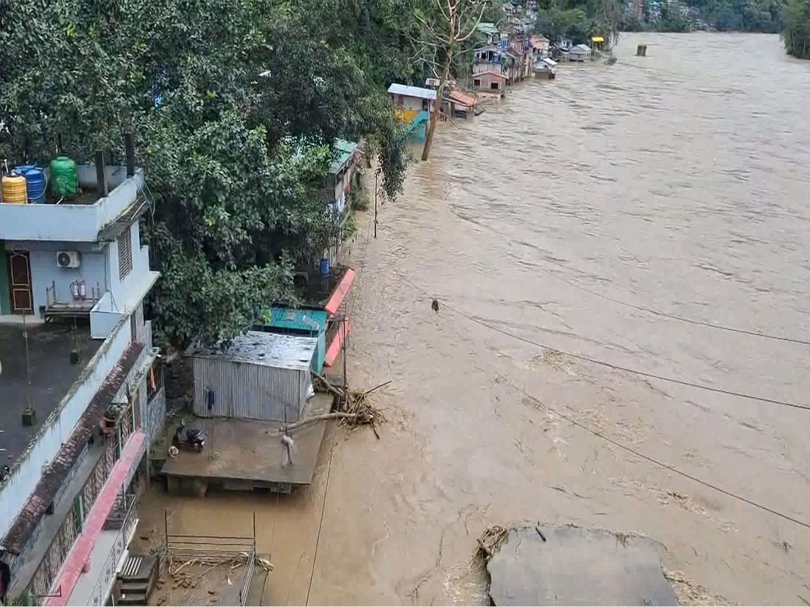Due to heavy rains, water level of Teesta river has risen & the National Highway-10 from Siliguri to Sikkim has been completely shut (Photo/ANI)