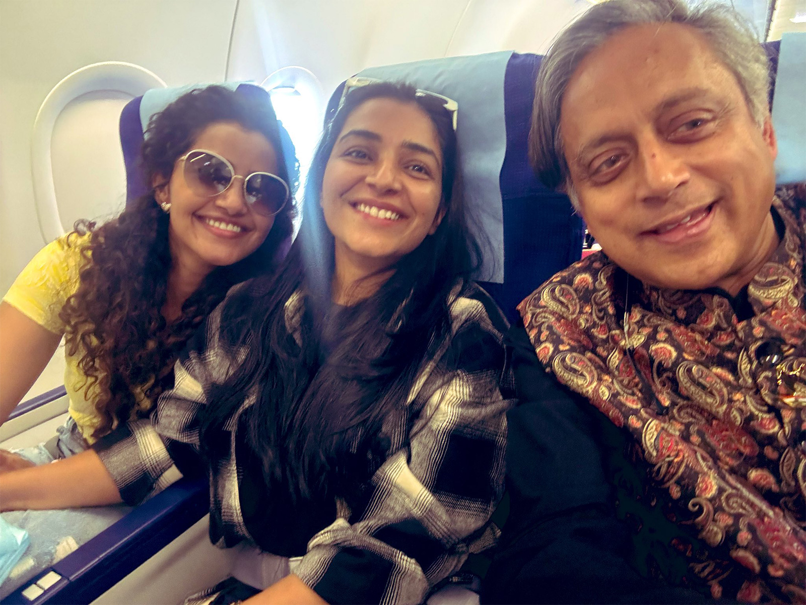 Shashi Tharoor with Malayalam actors Anupama Parameswaran, Rajisha Vijayan