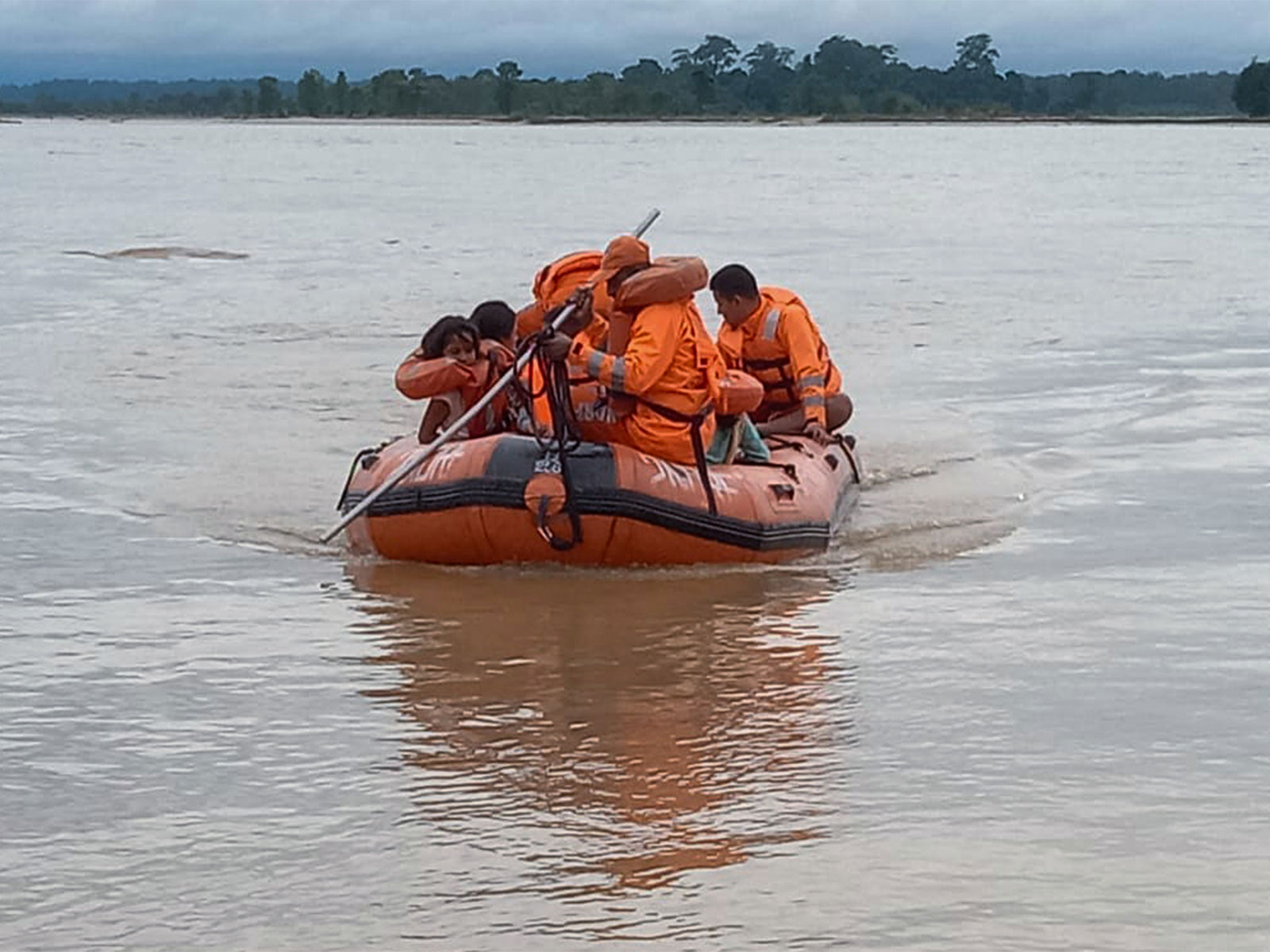 NDRF evacuate people during a Flood Water Rescue operation in flood-affected areas, in Jalpaiguri. (Photo/ANI)
