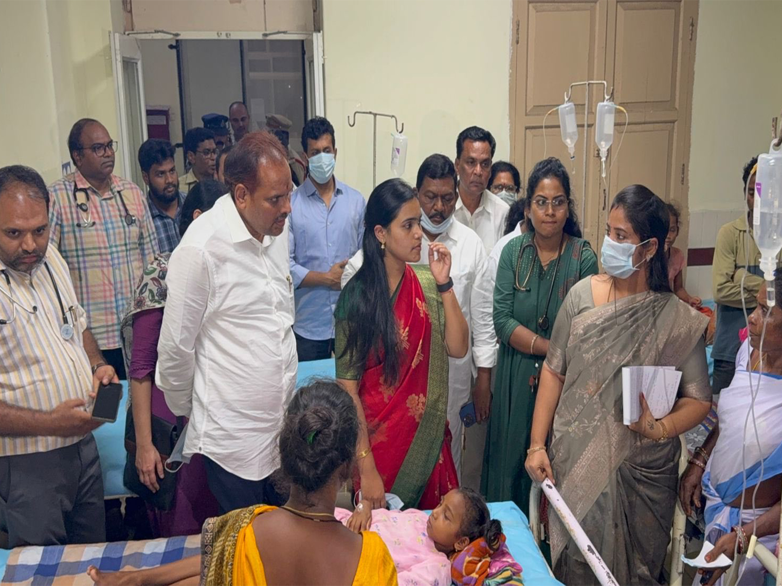 YSR Congress Party leaders visit the ailing girls in hospital (Photo/@YSRCParty)