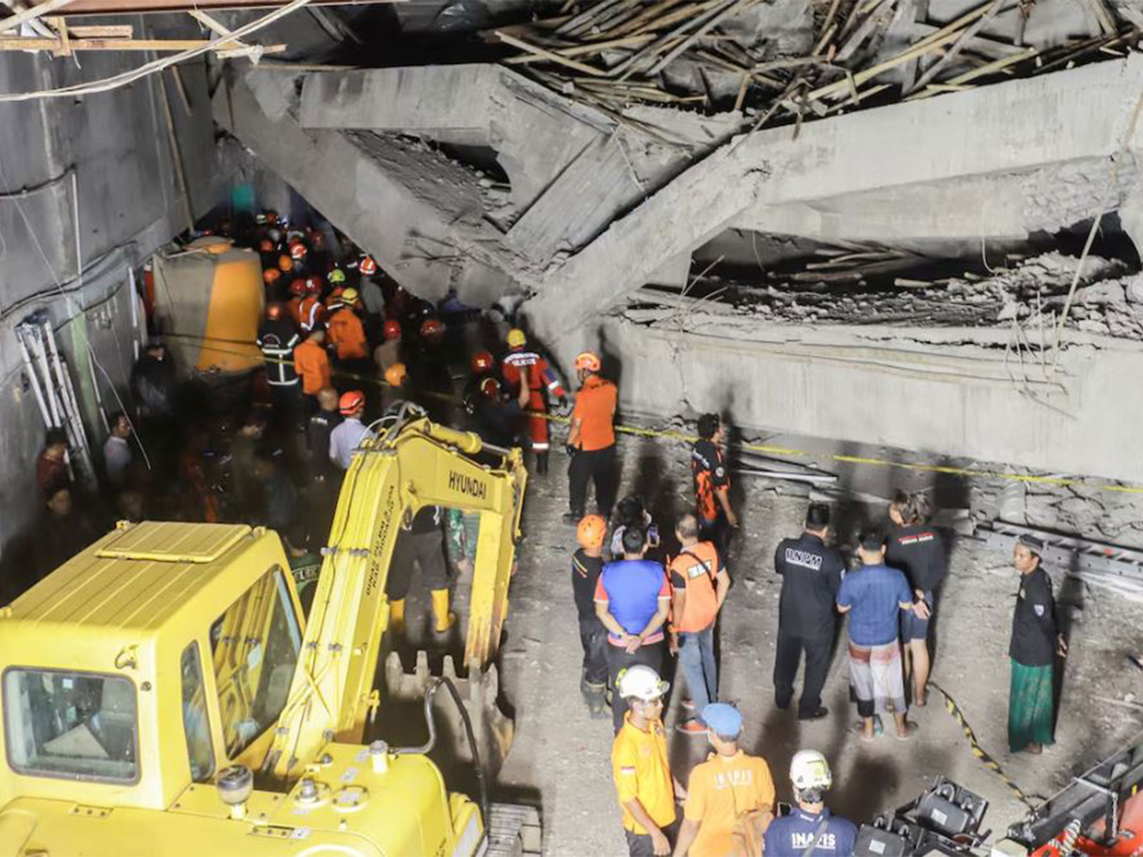 Rescue operations at the boarding school which collapsed in Indonesia (Photo/ Reuters)