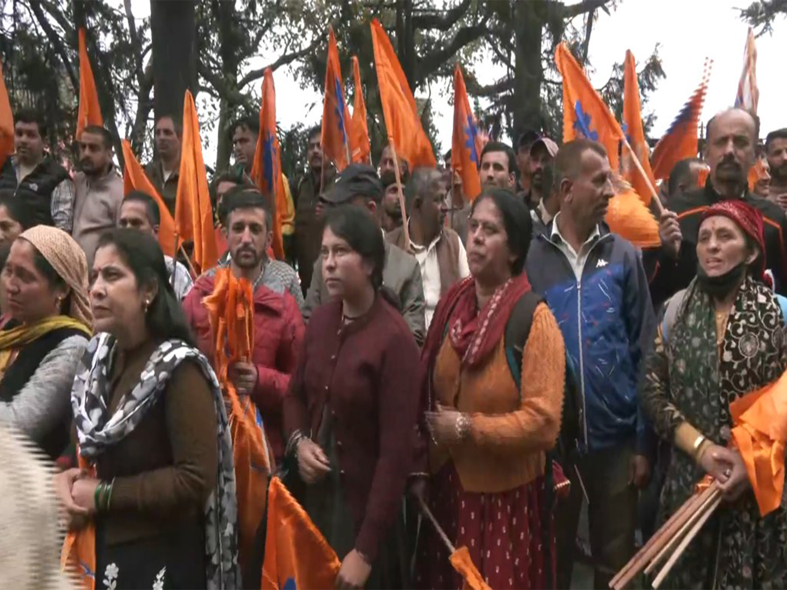 State Government and various corporation employees protest in rain demanding timely salaries and pensions from Himachal Government (Photo/ANI)