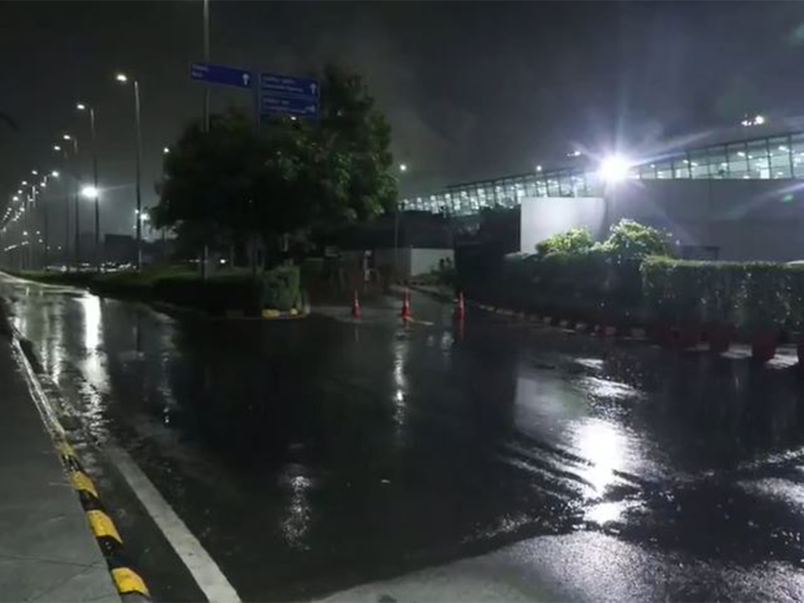 Light rain drizzles over parts of Delhi NCR (Photo/ANI)