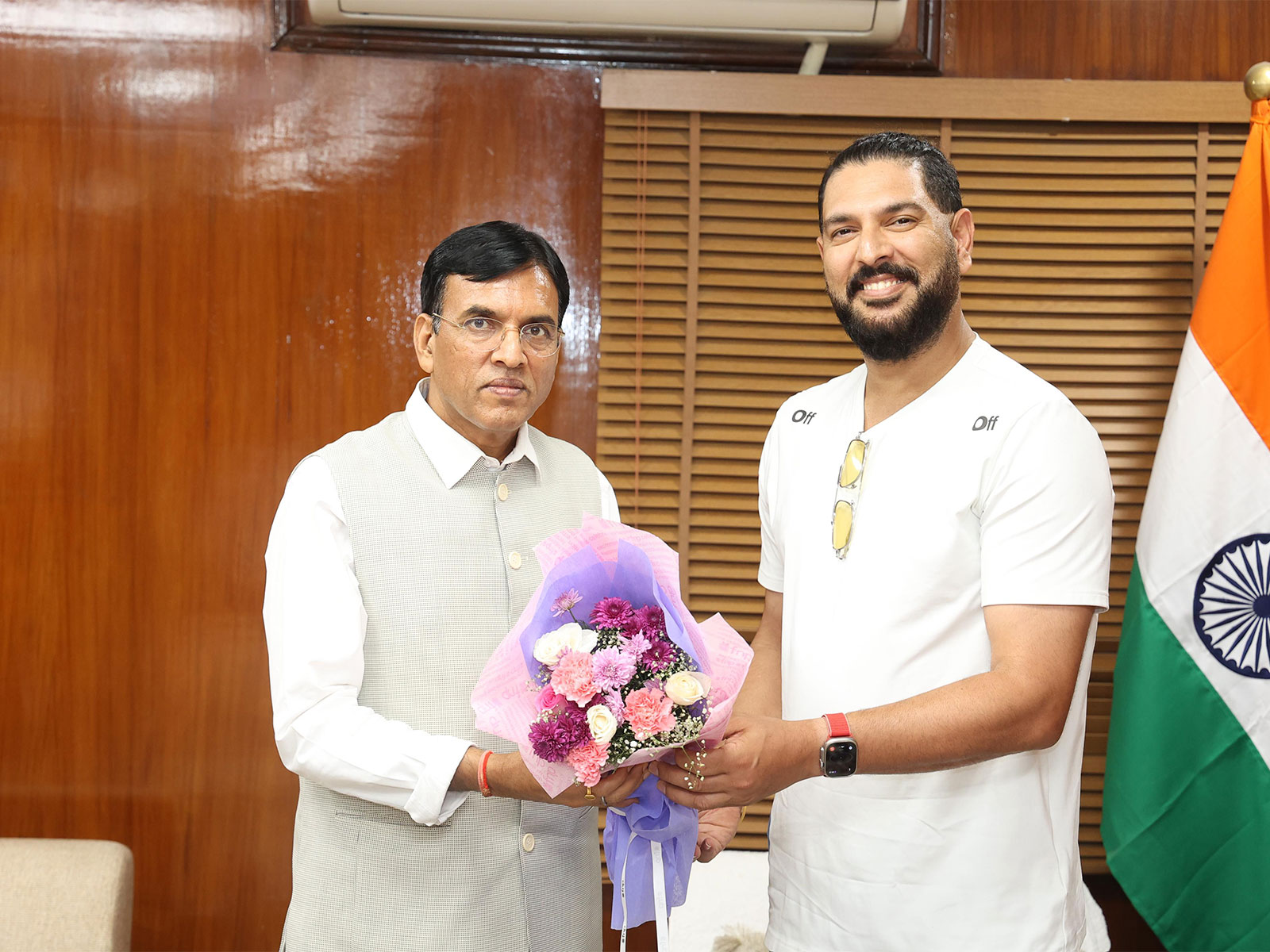 Union Sports Minister Mansukh Mandaviya with Yuvraj Singh. (Photo: IGPL)