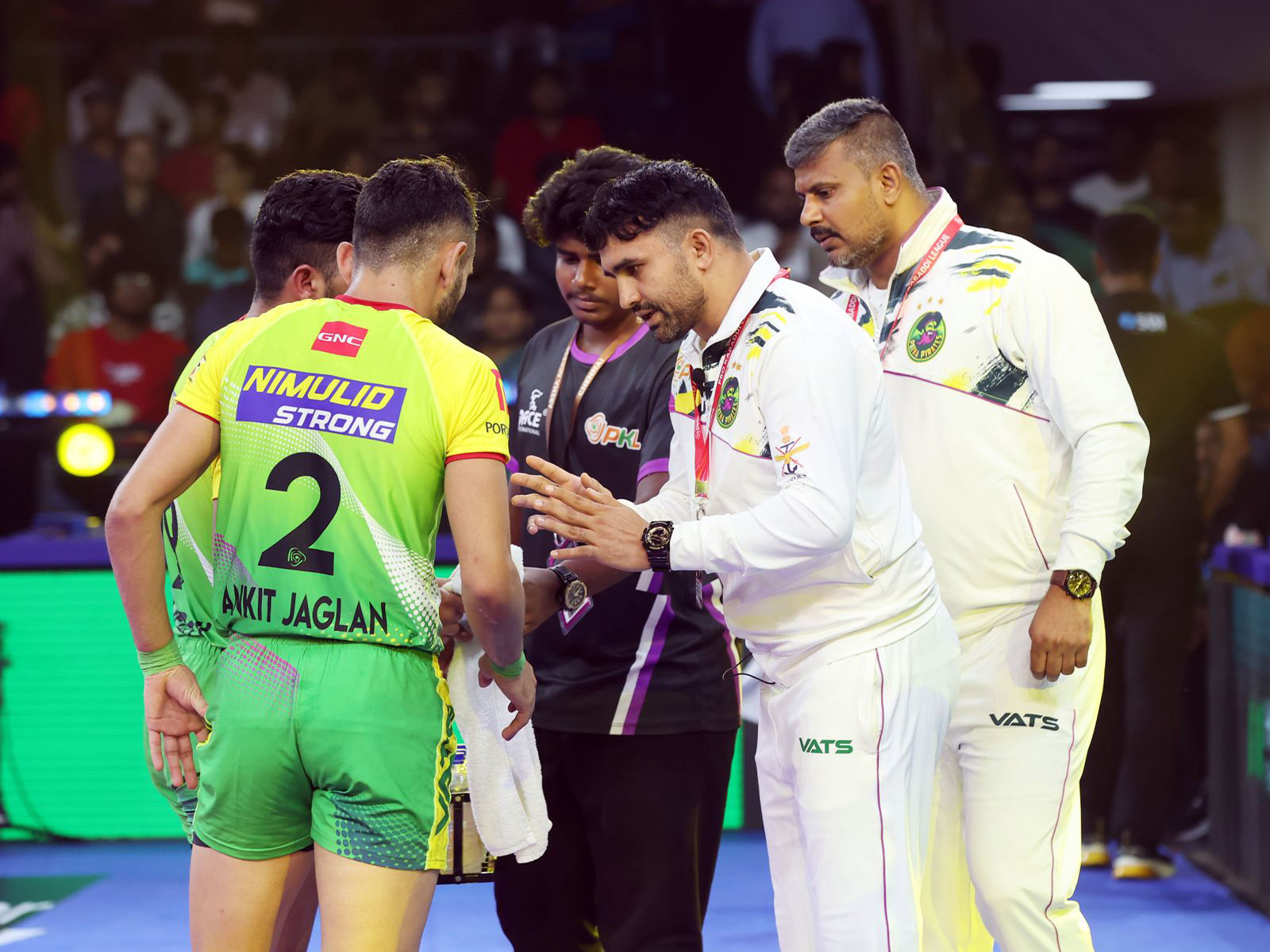 Patna Pirates coach giving instructions to players (Photo: PKL) Patna Pirates coach giving instructions to players (Photo: PKL)