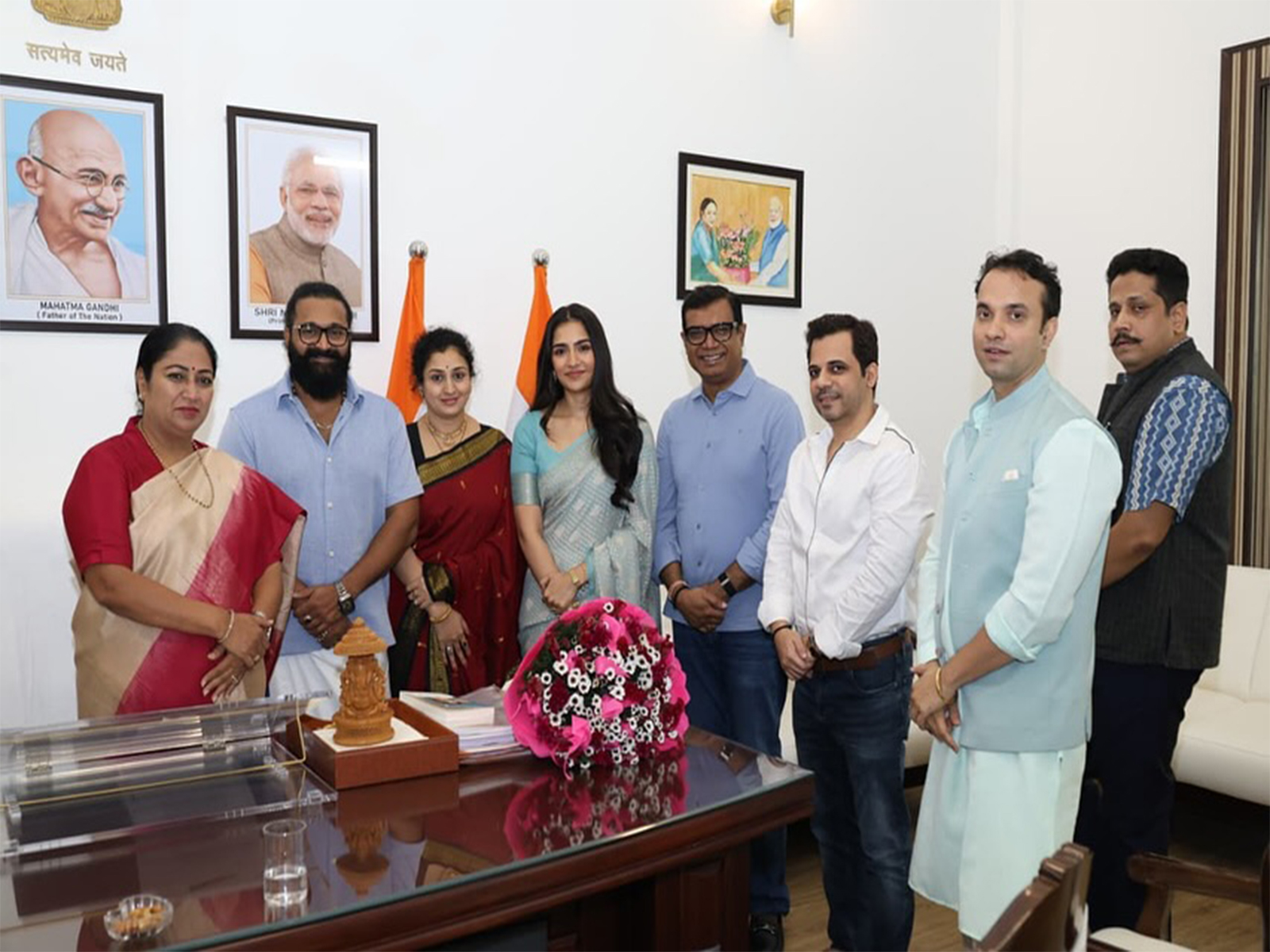 Delhi CM Rekha Gupta with Kantara: Chapter 1  cast (Image Source: Delhi CM Instagram)