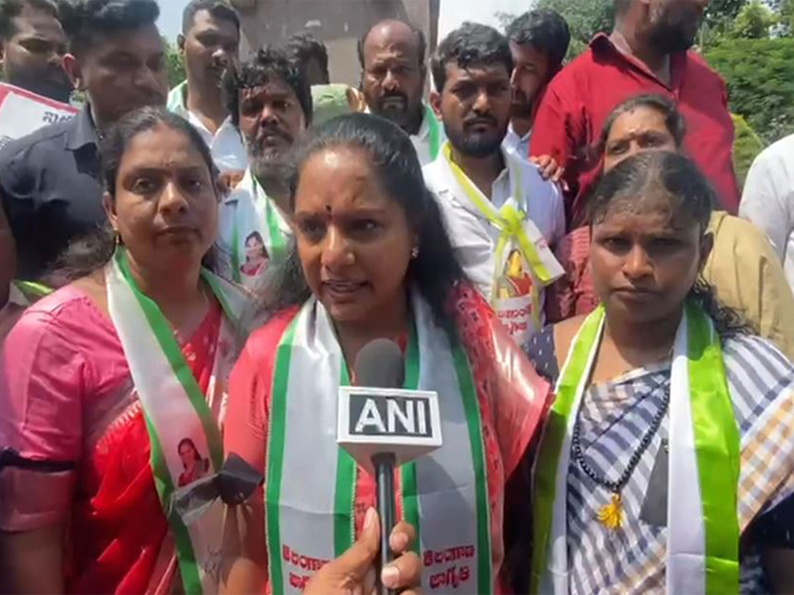 Telangana Jagruthi President Kalvakuntla Kavitha protesting at the Martyrs' Statue (Photo/ANI)