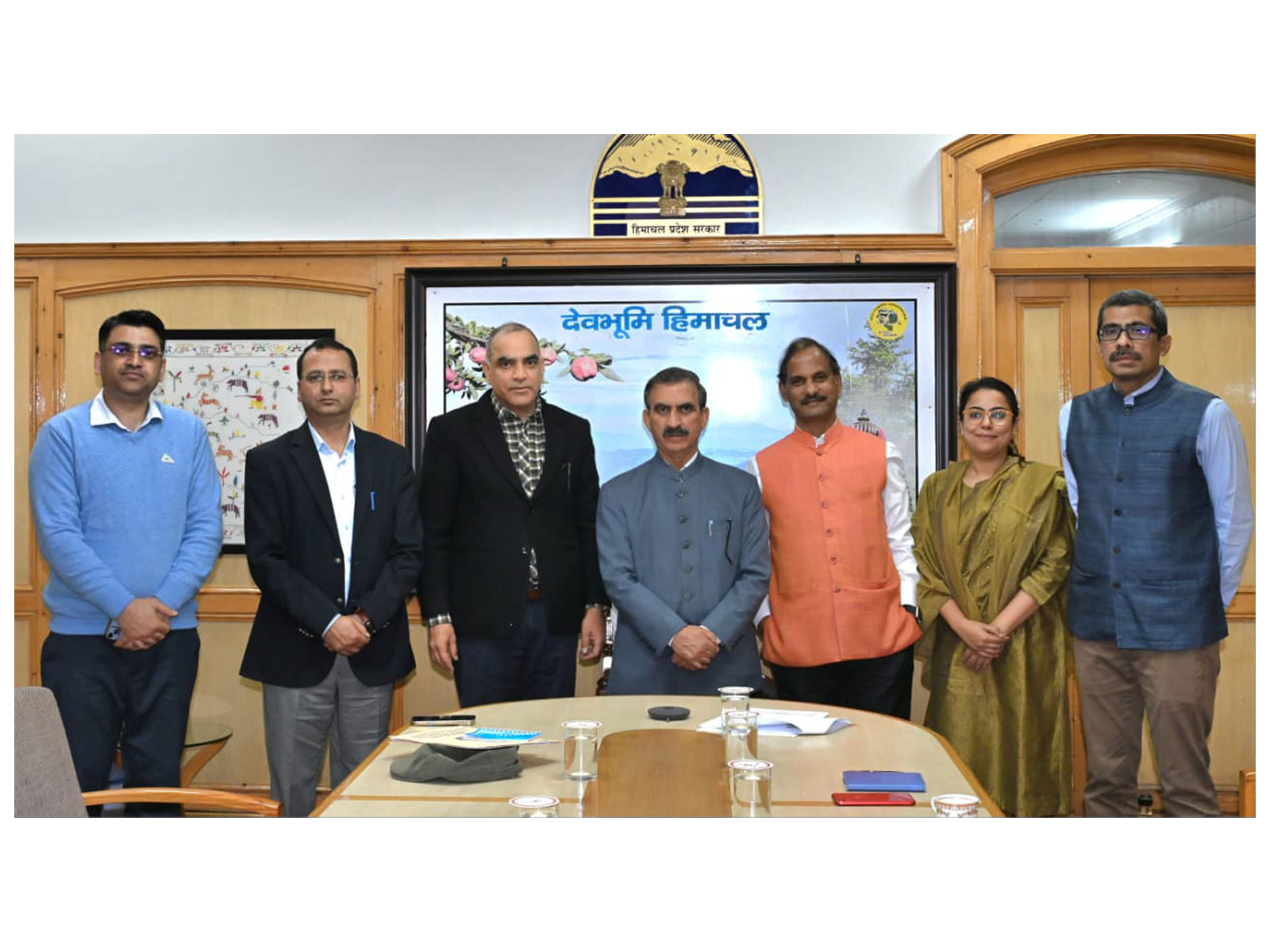 HP CM with officials (Photo/HPCMO)