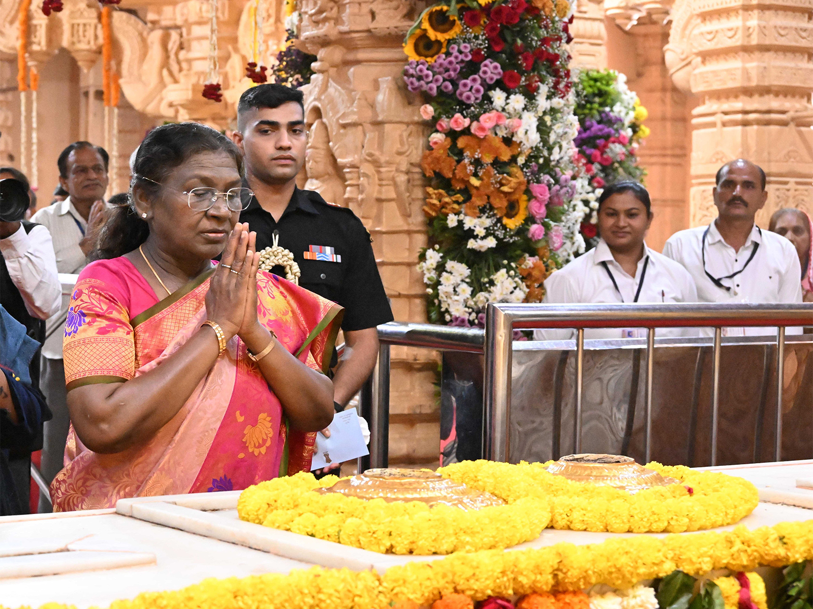 President Murmu visits offers prayers at Somnath temple (Photo/X @rashtrapatibhvn)