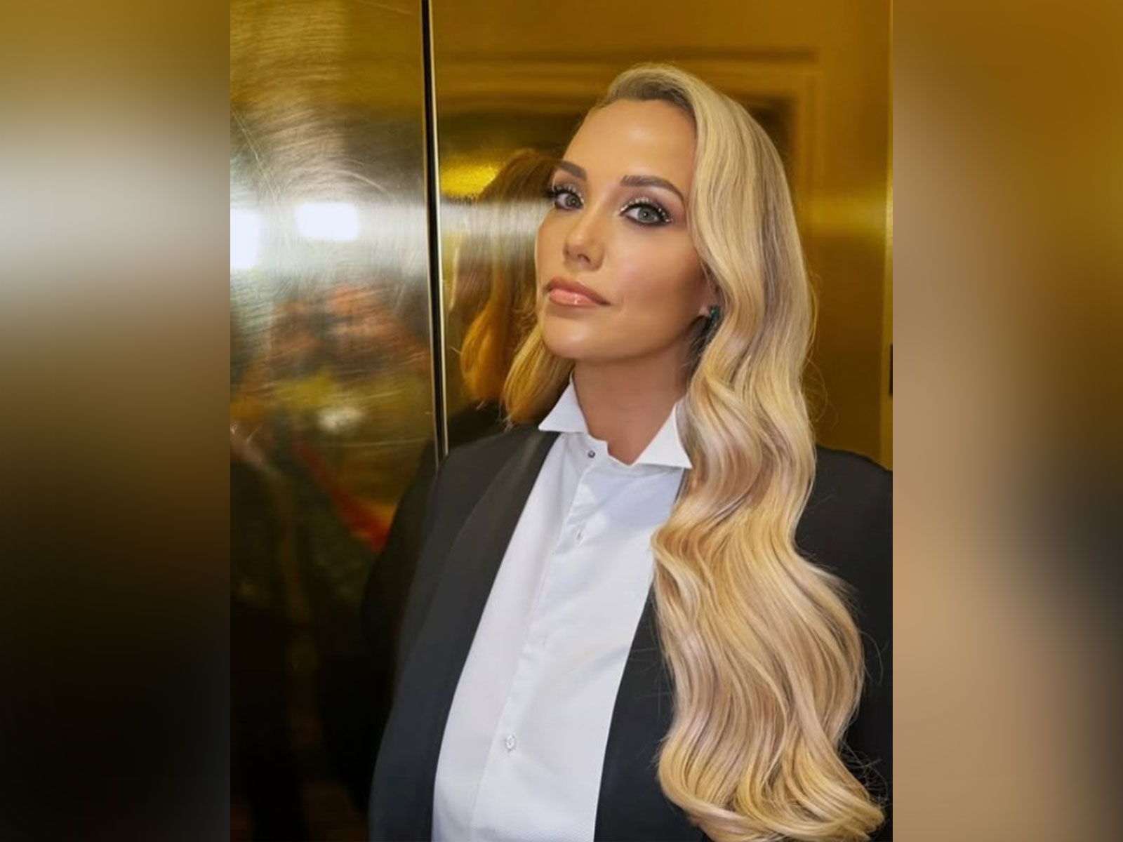 Elizabeth Berkley (Image source/Instagram/ @elizberkley)