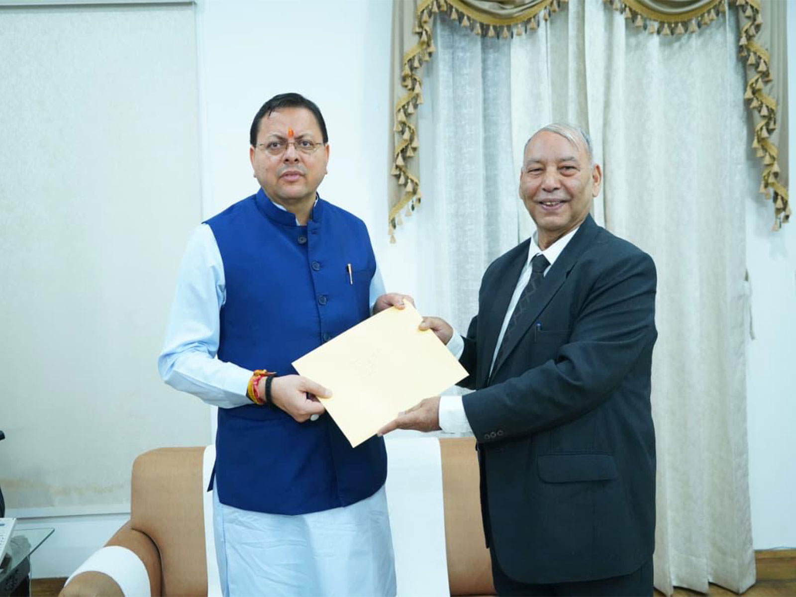 Justice (Retd.) UC Dhyani submits UKSSC paper leak submit report to Uttarakhand CM Dhami (Photo/Uttarakhand CMO)