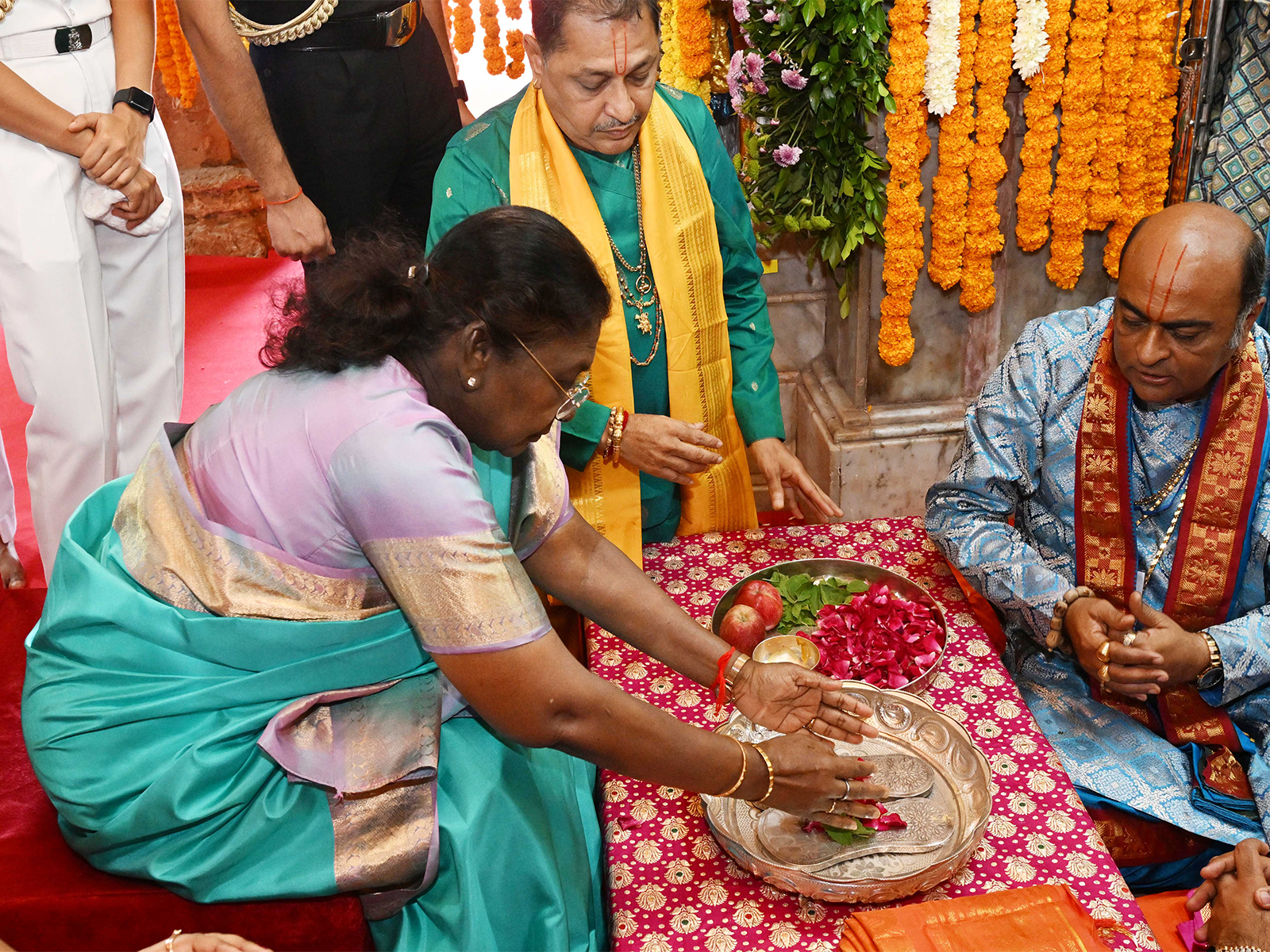 President performed Darshan and Aarti at Dwarkadhish Temple at Dwarka, Gujarat. (Photo/ President's Secretariat)