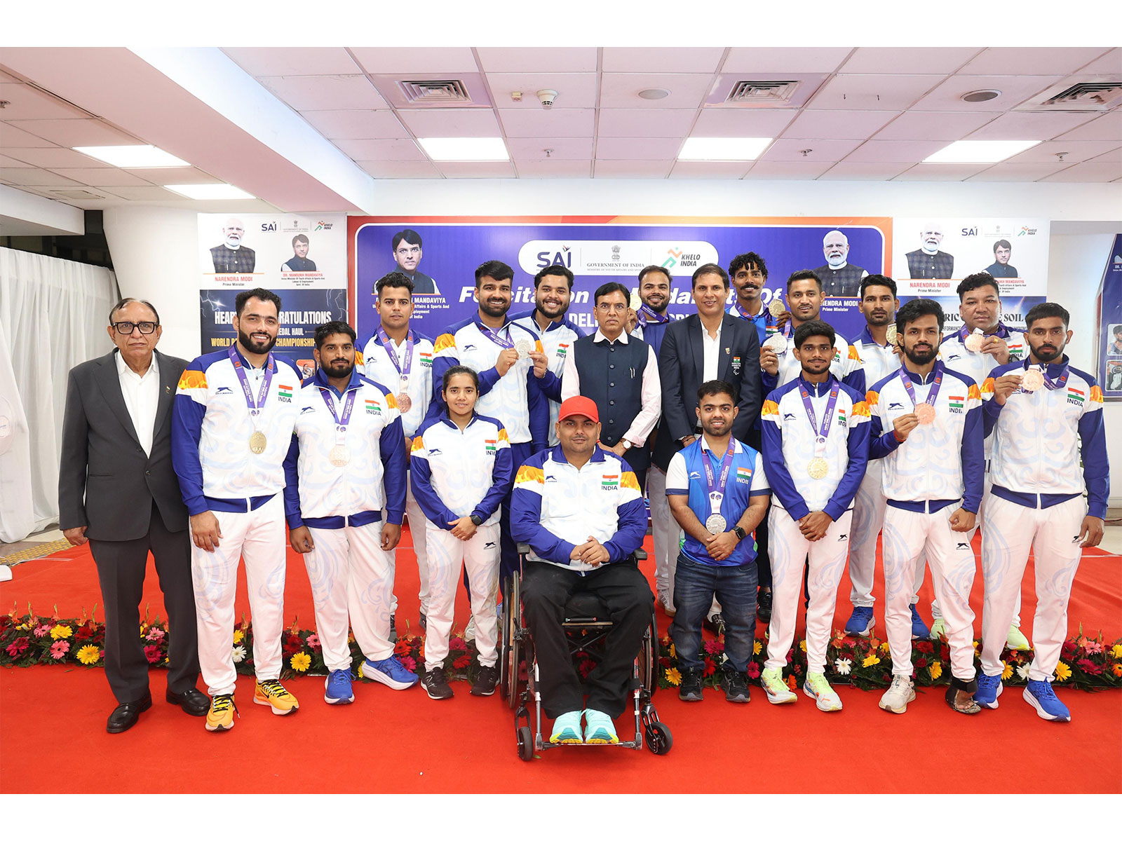 Sports Minister Mandaviya with World Para Athletics Championships medal winners (Photo: @mansukhmandviya/X) 