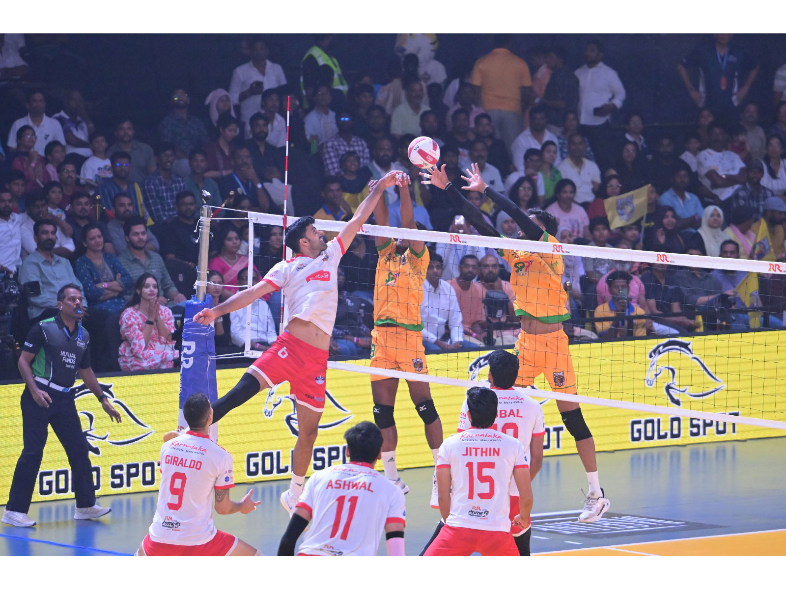 Players in action during the match (Photo: PVL)