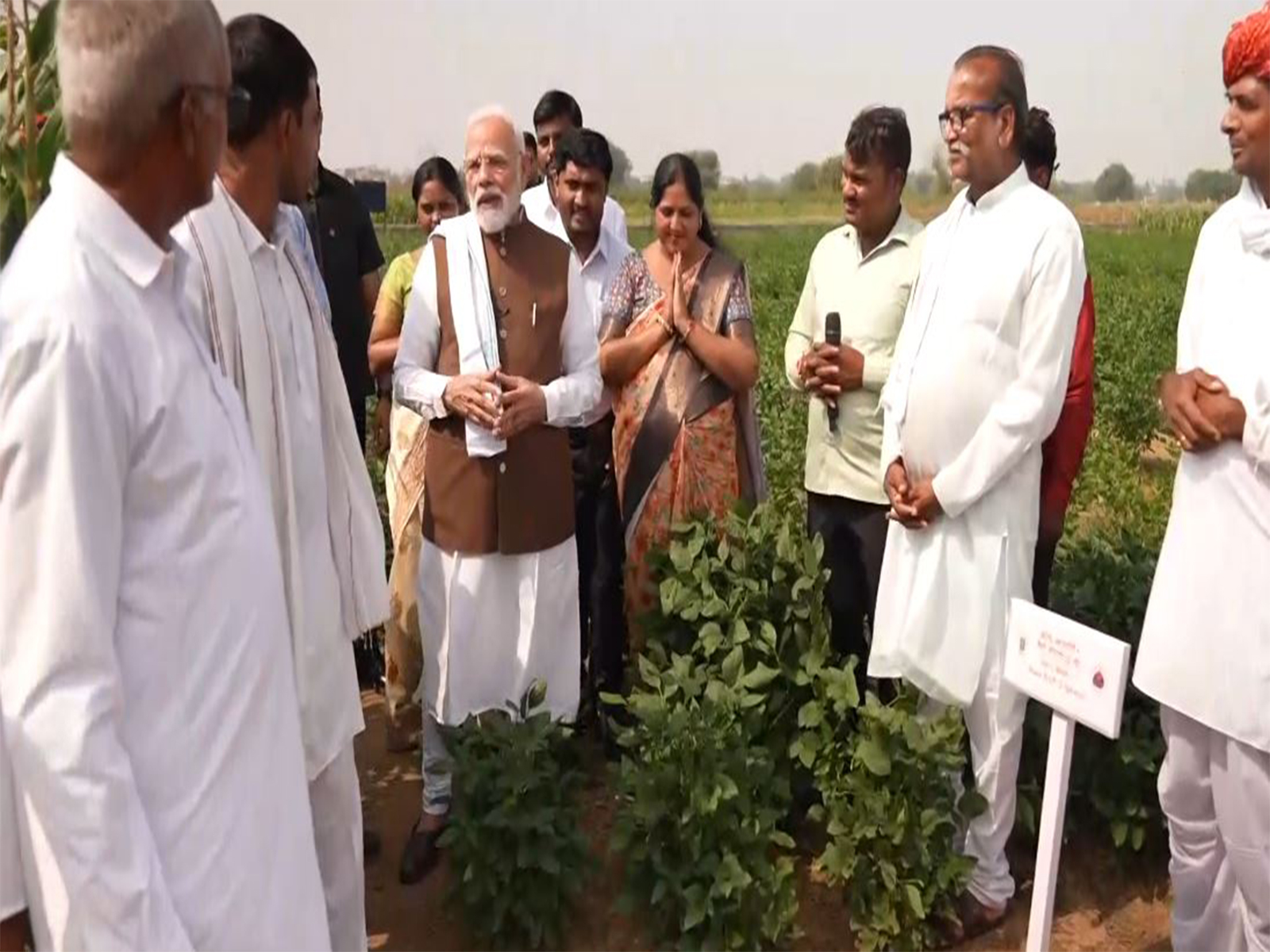 PM Modi interacts with farmers (Photo/DD)