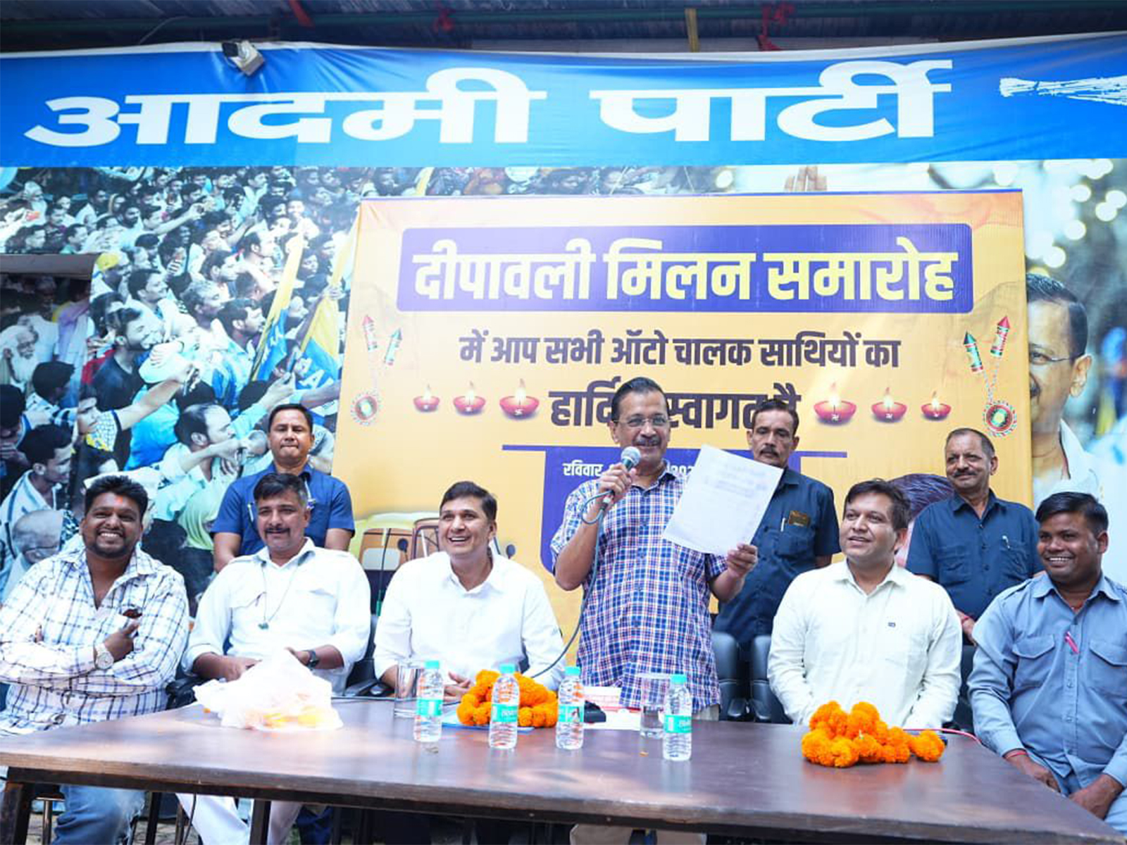 AAP chief Arvind Kejriwal interacts with auto drivers during the party’s ‘Diwali Milan’ event (Photo: AAP Release)