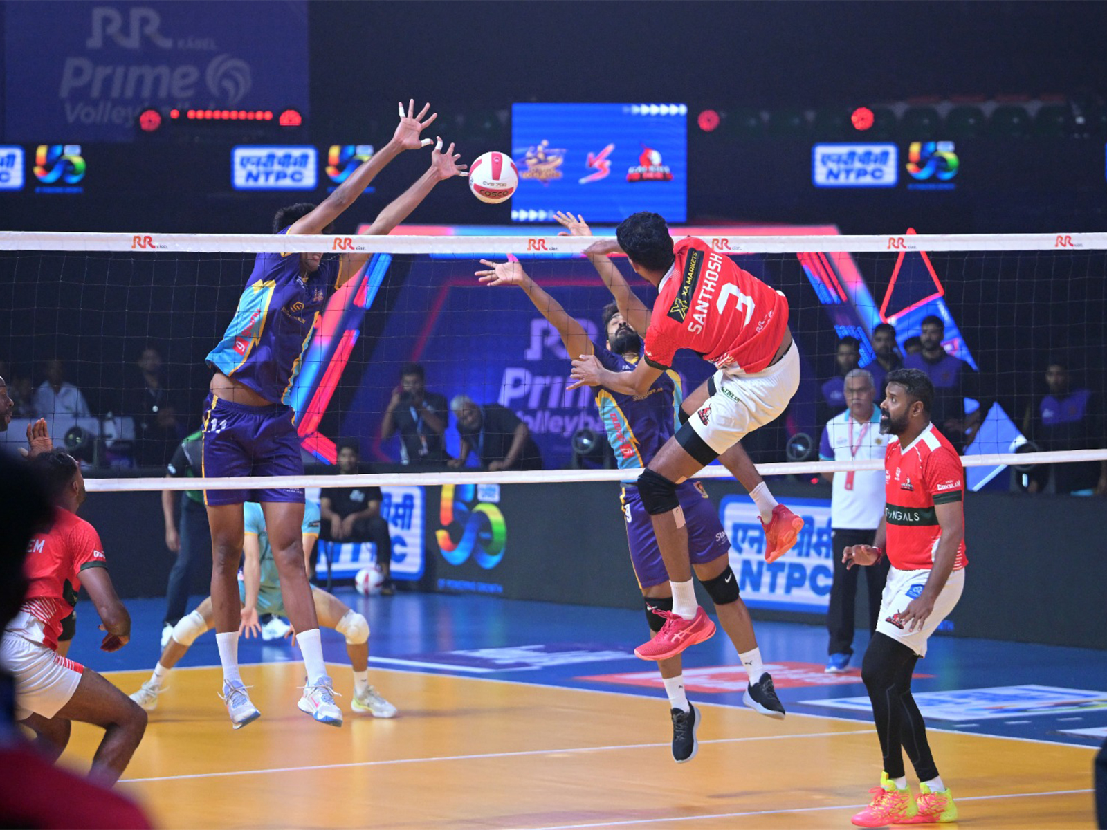 Delhi Toofans and Calicut Heroes in action. (Photo: PVL) Delhi Toofans and Calicut Heroes in action. (Photo: PVL)