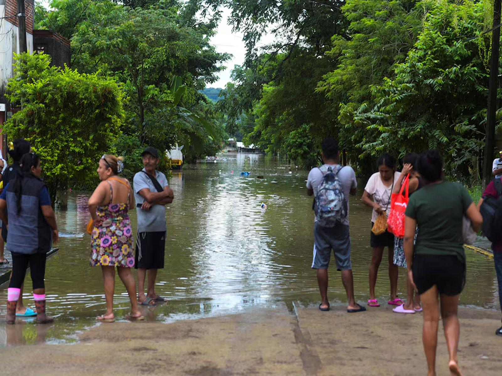 People look at a flooded street after torrential rains that caused an overflow of rivers in Poza Rica, Veracruz state, Mexico (Photo/Reuters) People look at a flooded street after torrential rains that caused an overflow of rivers in Poza Rica, Veracruz state, Mexico (Photo/Reuters)