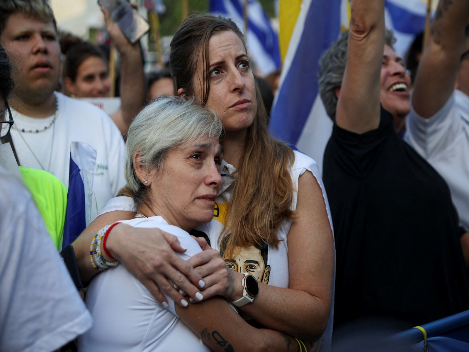 Families await return of hostages in Tel Aviv (Photo/Reuters)