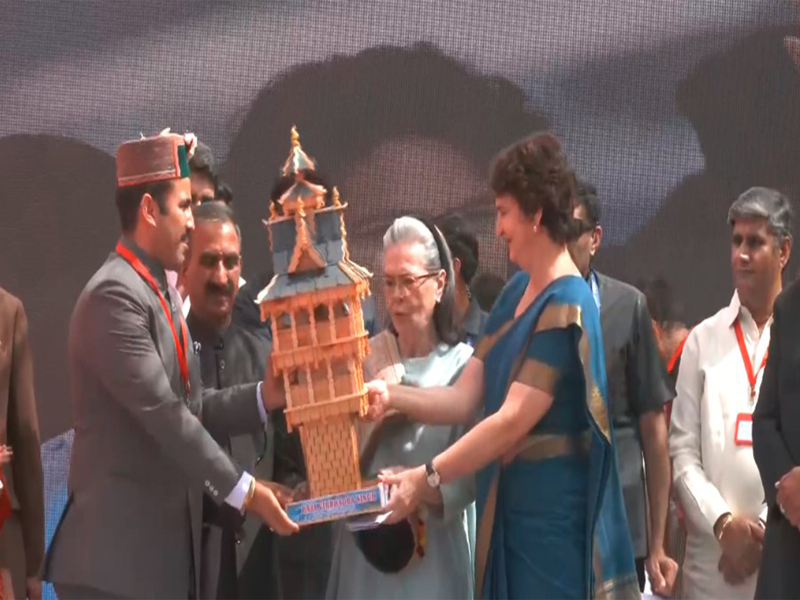 Congress leader Sonia Gandhi unveils statue of former CM Virbhadra Singh in Shimla (Photo/ANI)