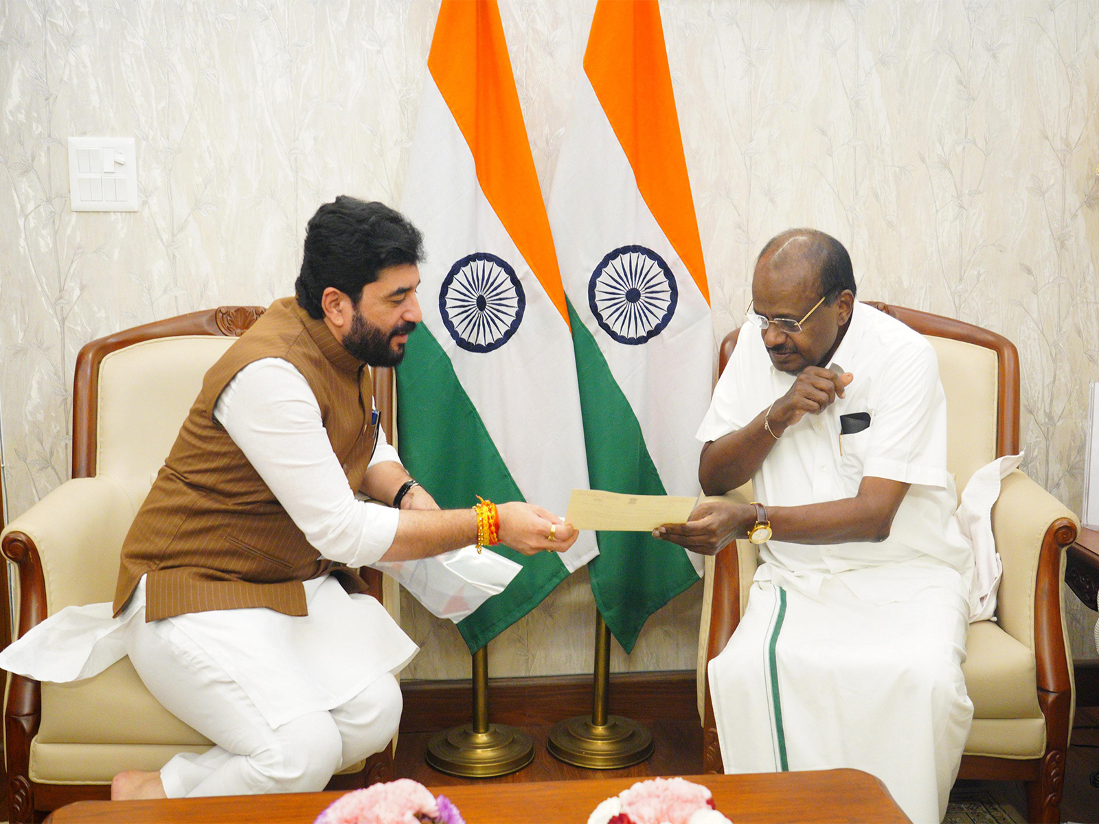 Union MoS Murlidhar Mohol and Union Minister HD Kumaraswamy (Photo/ANI)