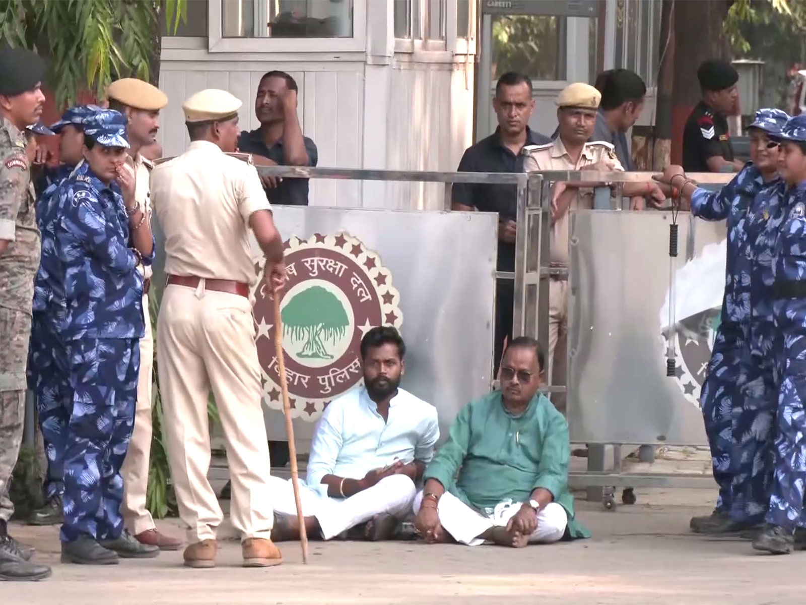 JD(U) MLA Gopal Mandal on dharna outside CM Nitish Kumar's house in Patna (Photo/ANI)