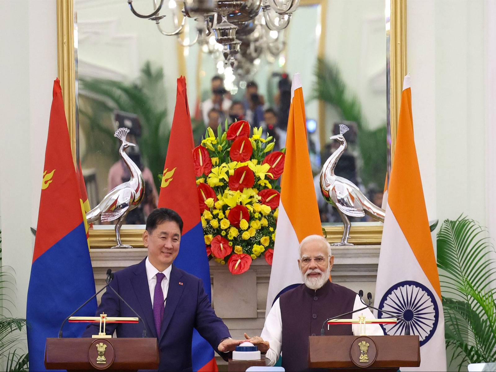 Prime Minister Narendra Modi with Mongolian President Khurelsukh Ukhnaa (Photo/X@MEAIndia)