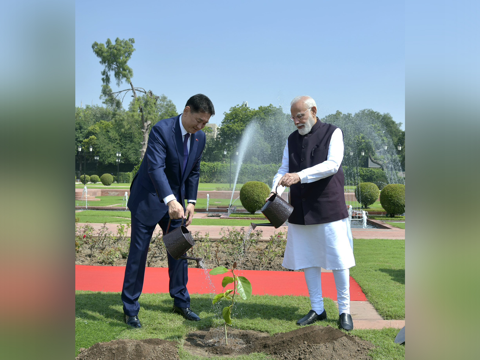 Prime Minister Narendra Modi and Mongolian President Khurelsukh Ukhnaa (Photo: X@MEAIndia)