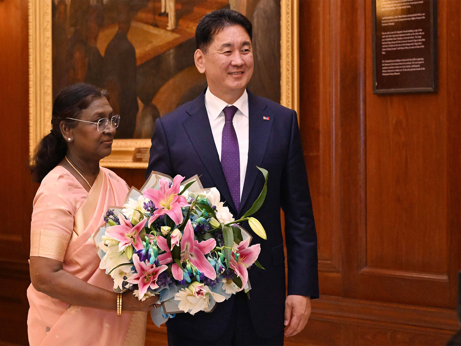 President Droupadi Murmu with Khurelsukh Ukhnaa, President of Mongolia (Photo: X@rashtrapatibhvn)