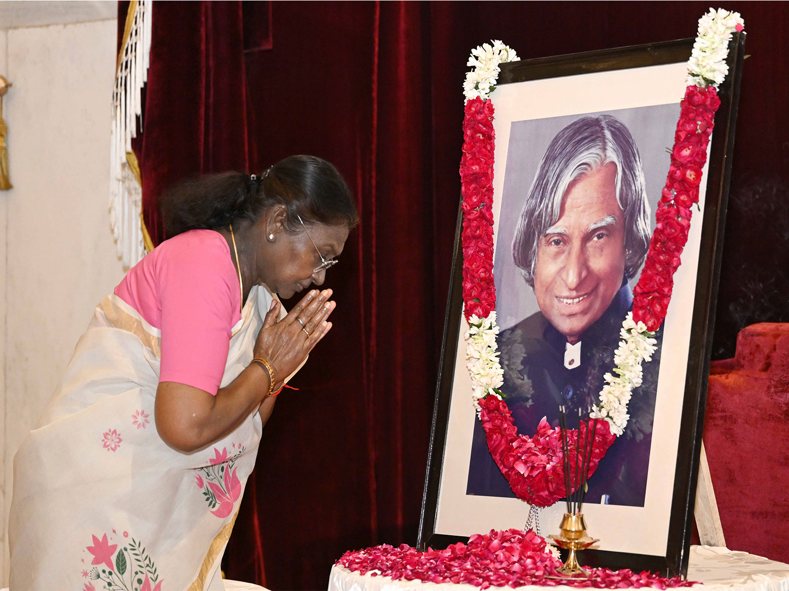 President Droupadi Murmu pays floral tributes to Dr. APJ Abdul on his birth Anniversary in New Delhi. (Photo/President of India X)