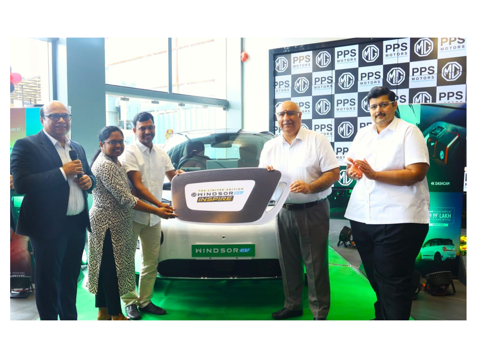 Vinay Raina (CCO, JSW MG Motor India) & Rajiv Sanghvi (MD, PPS Motors) hand over the new MG Windsor Inspire Edition at PPS-MG LB Nagar, Hyderabad Vinay Raina (CCO, JSW MG Motor India) & Rajiv Sanghvi (MD, PPS Motors) hand over the new MG Windsor Inspire Edition at PPS-MG LB Nagar, Hyderabad
