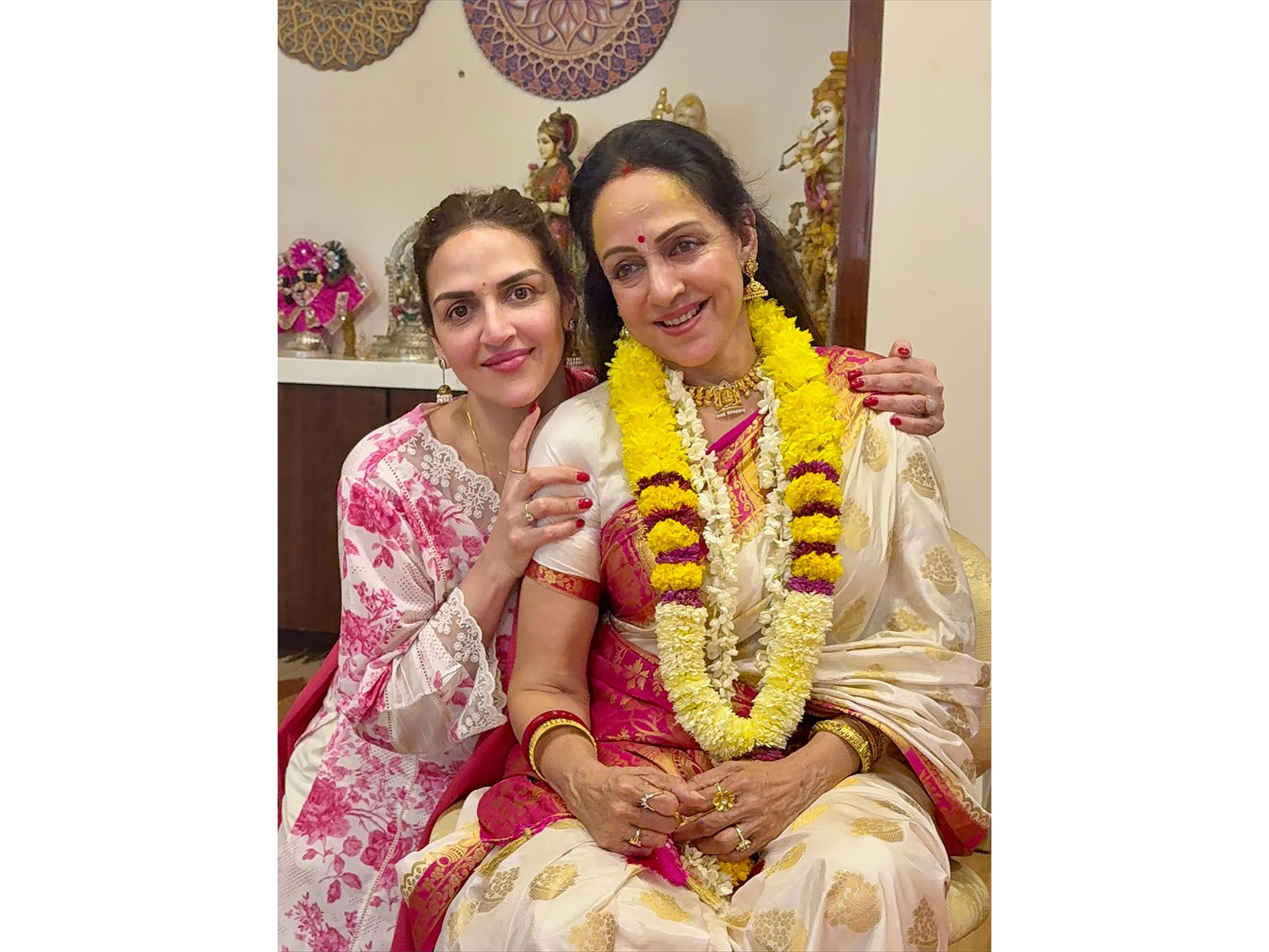 Esha Deol, Hema Malini (Photo/Instagram@imeshadeol)