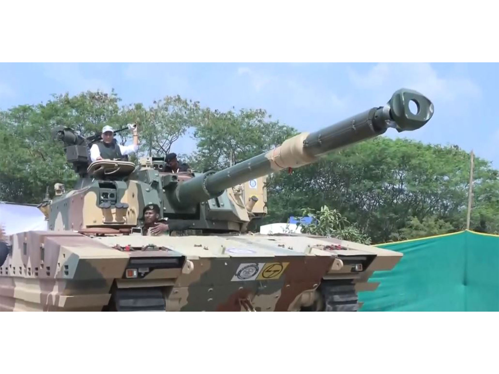 Defence Minister Rajnath Singh attends DRDO’s artillery exhibition in Pune (Photo/ANI) Defence Minister Rajnath Singh attends DRDO’s artillery exhibition in Pune (Photo/ANI)