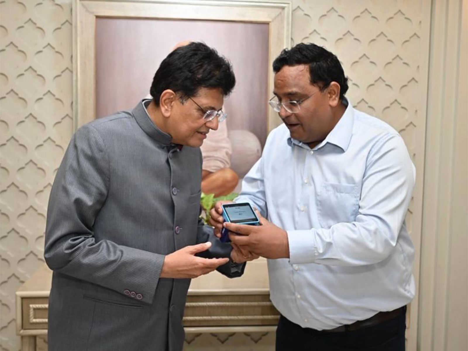Vijay Shekhar Sharma showcases Made-in-India AI Soundbox to Piyush Goya (Photo/@vijayshekhar)
