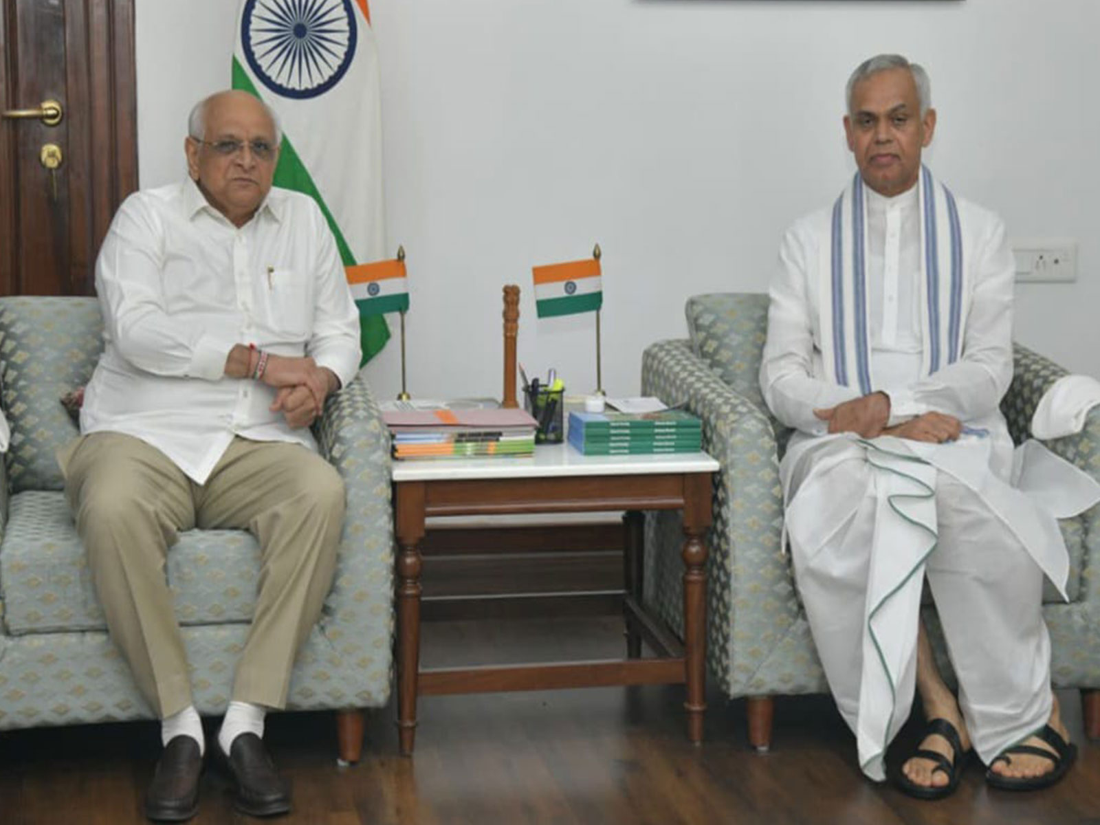 Gujarat CM Bhupendra Patel with Governor Acharya Devvrat (Photo/@ADevvrat)