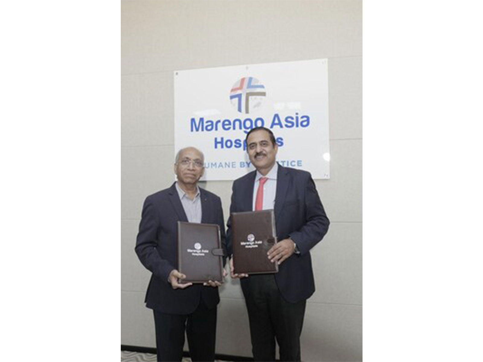 Dr Raajiv Singhal signing the deal with Sunshine Global Hospitals