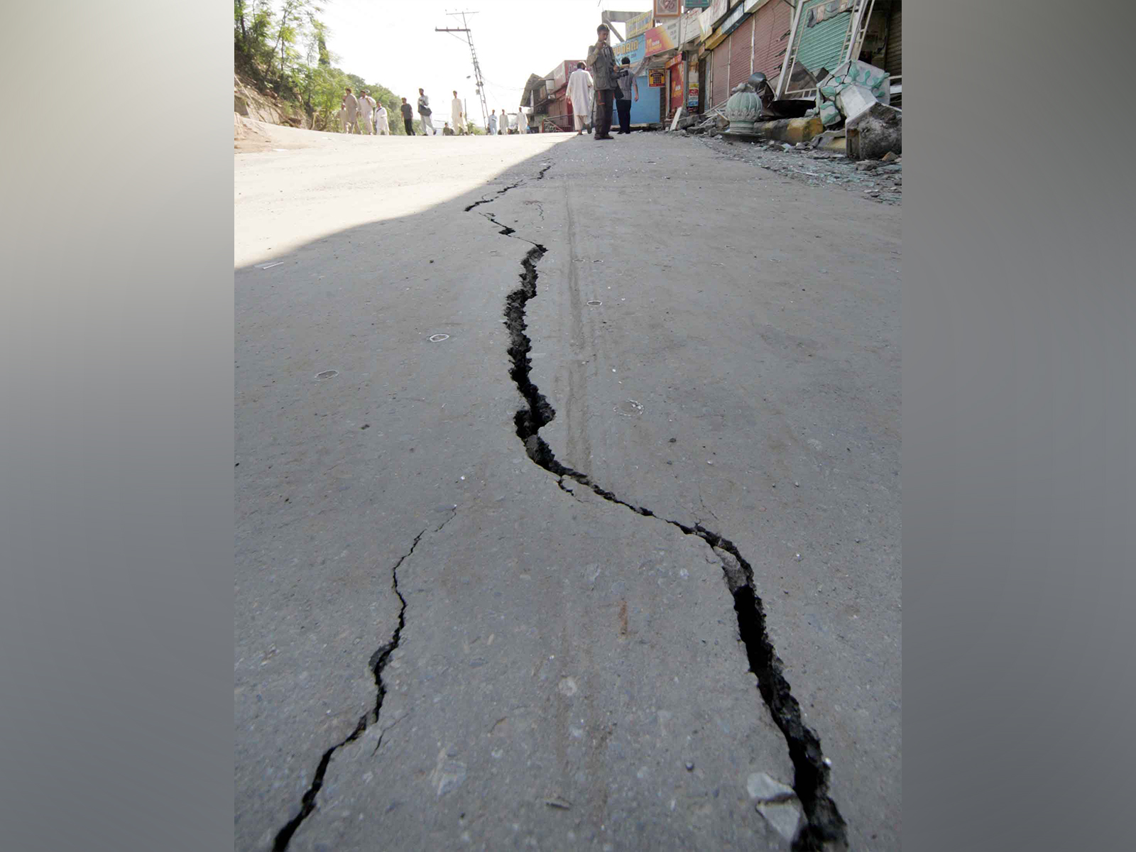 Cracks are seen on the street after an earthquake in Muzaffarabad (Photo/Reuters)