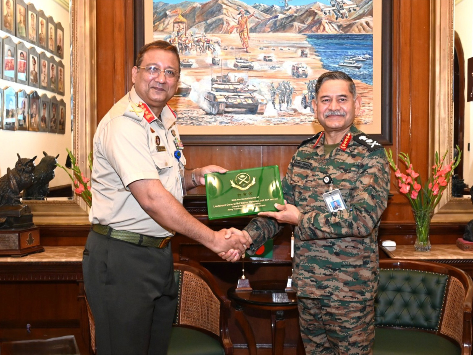 Chief of Army Staff, General Upendra Dwivedi  with Lieutenant General Md Mainur Rahman of Bangladesh Army (Photo: X@adgpi)
