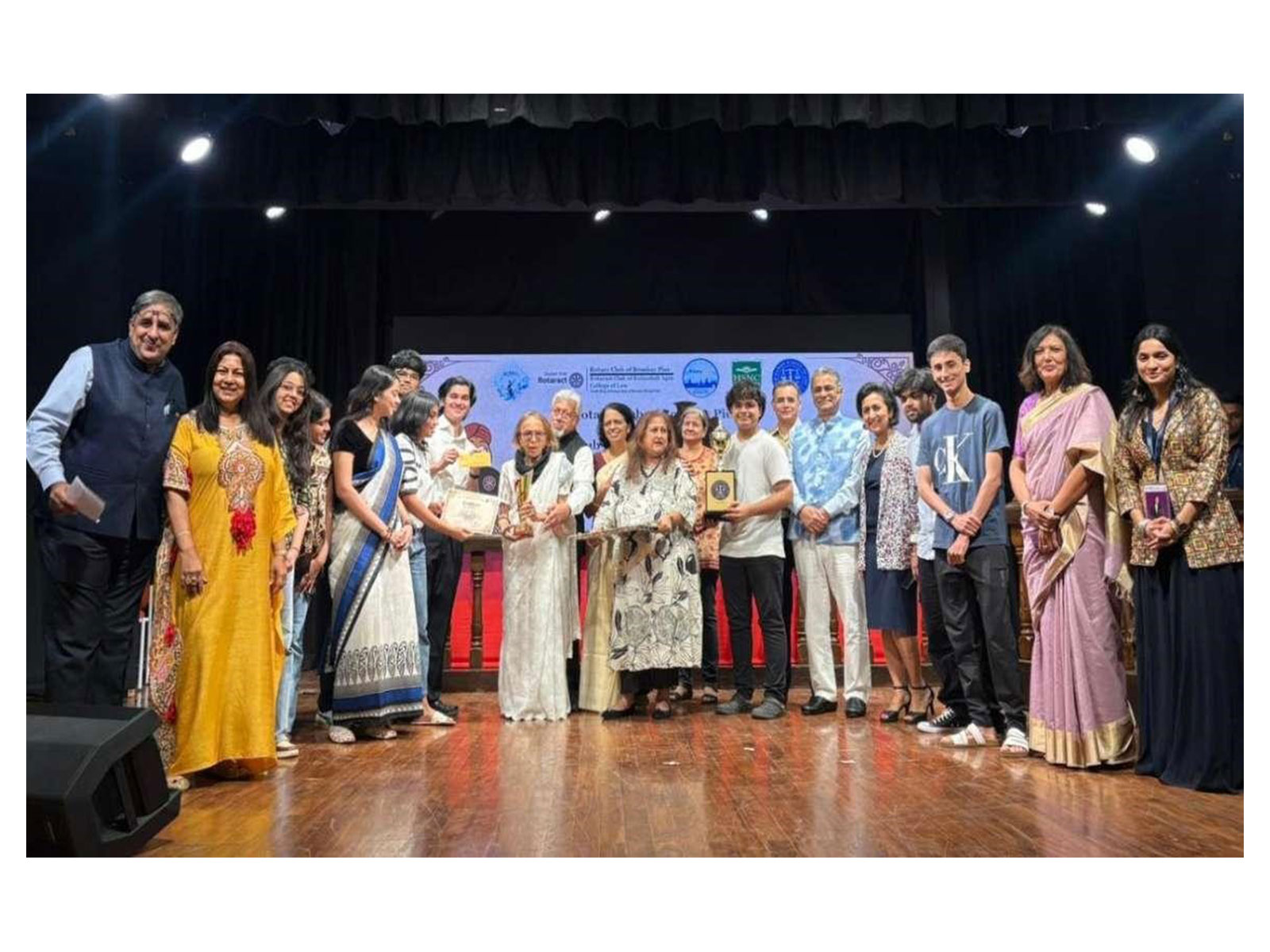 The winning student team from D.M. Harish School of Law along with Director Dr. Bindu Variath, accepting the award from Smt. Nalini S. Chagla, wife of Late Barrister Shaukat Chagla